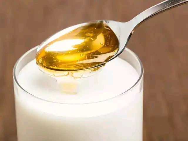 Mixing Honey With Milk And Drinking For A Month Will Give You These 3 Effects